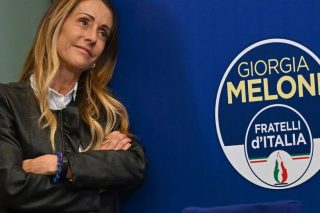 Βίος και ακροδεξιά πολιτεία της φιλόδοξης Αριάνα Μελόνι